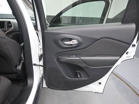 Used 2016 Jeep Cherokee Latitude w/ Cold Weather Group AWD/4WD image 16