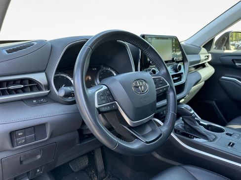 Used 2022 Toyota Highlander XLE image 10