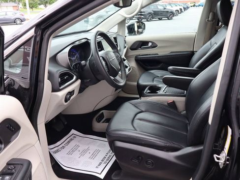 Used 2024 Chrysler Pacifica Touring-L FWD image 6