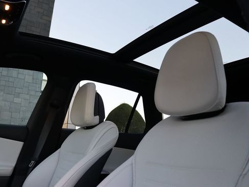 Used 2024 Mercedes-Benz GLC 300 4MATIC w/ AMG Line image 10