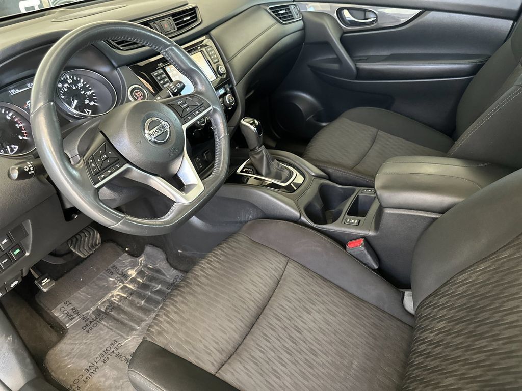 Used 2017 Nissan Rogue SV w/ Sun & Sound Touring Package FWD image 9