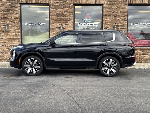 Used 2025 Mitsubishi Outlander SE image 2