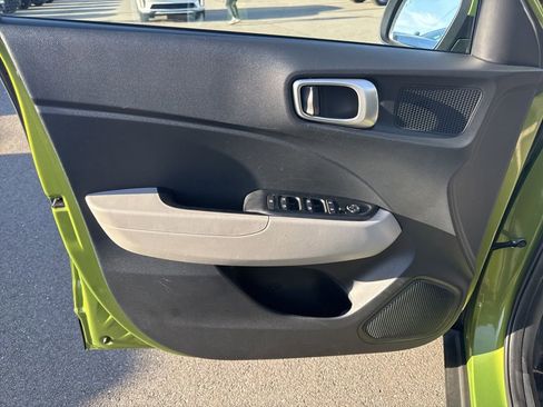 Used 2024 Hyundai Venue SEL image 24