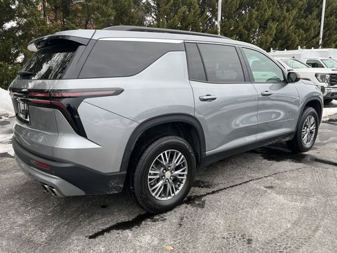 Used 2025 Chevrolet Traverse LT image 10