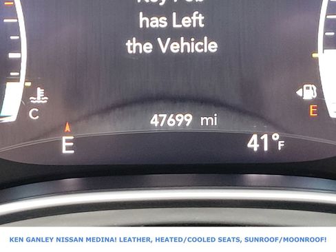 Used 2025 Chrysler Pacifica Limited image 34