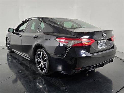 Used 2018 Toyota Camry SE image 4