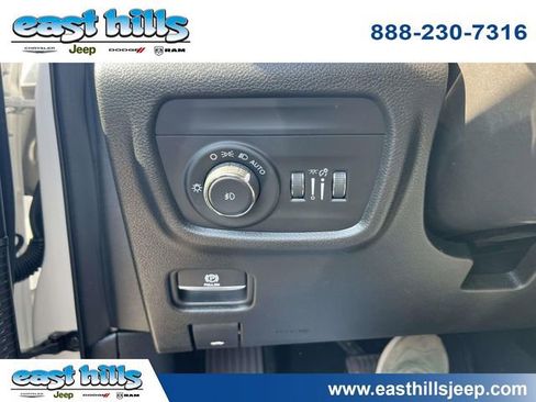 Used 2023 Jeep Grand Cherokee Limited w/ Black Appearance Package image 25