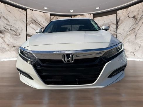 Used 2018 Honda Accord Touring image 2