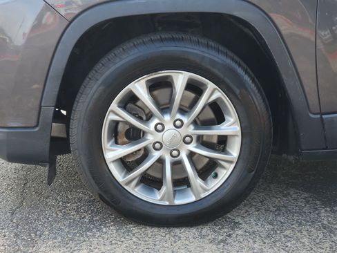 Used 2020 Jeep Cherokee Latitude Plus FWD image 9