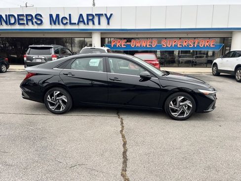 Used 2025 Hyundai Elantra Limited image 2