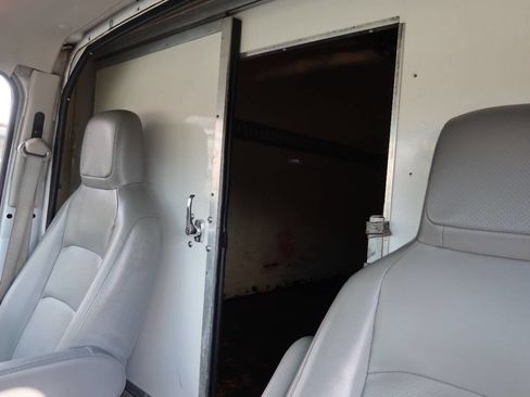 Used 2010 Ford E-350 and Econoline 350 Super Duty image 22