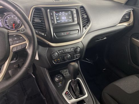 Used 2018 Jeep Cherokee Latitude w/ Safety Group AWD/4WD image 26