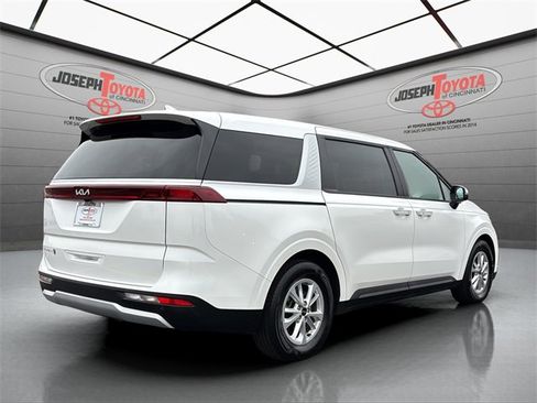 Used 2024 Kia Carnival LX image 4