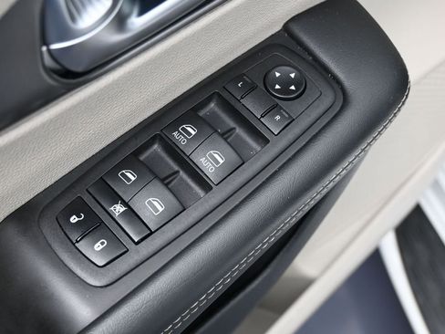 Used 2023 Chrysler Pacifica Touring-L image 18