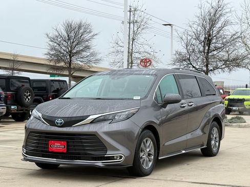 Used 2024 Toyota Sienna XLE image 6