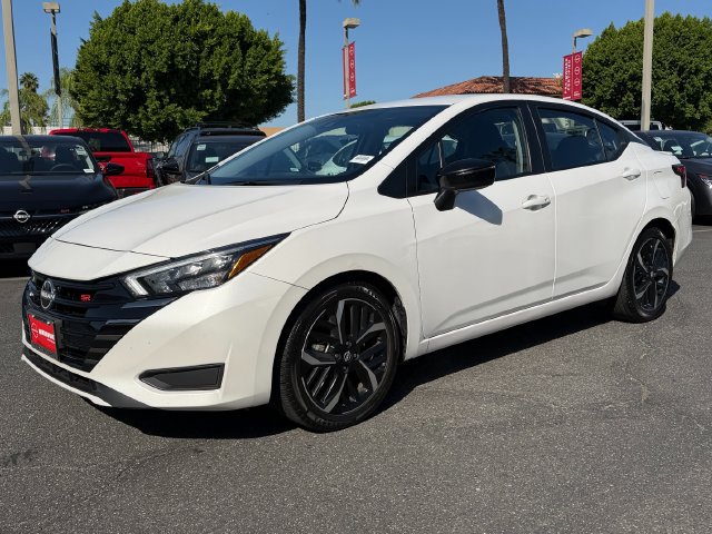 Used 2024 Nissan Versa SR FWD image 3