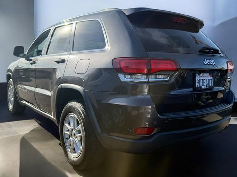 Used 2020 Jeep Grand Cherokee Laredo image 2