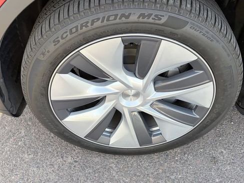 Used 2024 Tesla Model Y Long Range AWD/4WD image 4