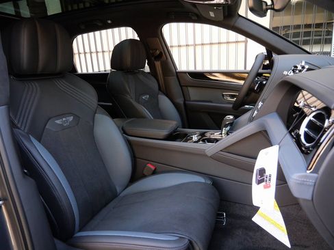 Used 2025 Bentley Bentayga AWD/4WD image 23