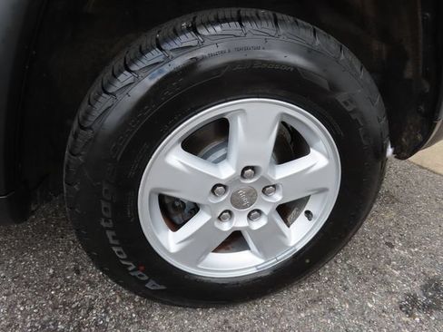 Used 2012 Jeep Grand Cherokee Laredo w/ Laredo E Group AWD/4WD image 32