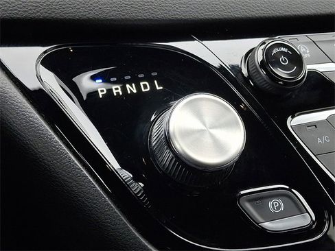 Used 2025 Chrysler Pacifica Select image 14