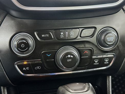 Used 2022 Jeep Cherokee Latitude w/ Sun & Sound Group AWD/4WD image 23