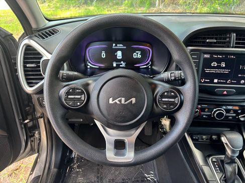 Used 2025 Kia Soul LX w/ LX Technology Package FWD image 25