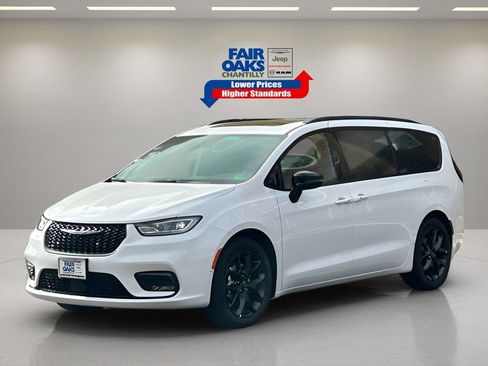 New 2026 Chrysler Pacifica Limited w/ Uconnect Theater Family Group image 4