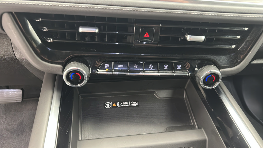 Used 2025 Chevrolet Suburban Z71 AWD/4WD image 17