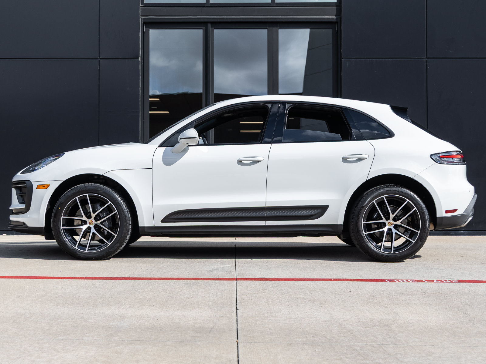 Certified 2025 Porsche Macan w/ Premium Package Plus AWD/4WD image 2