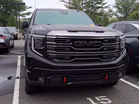 Used 2024 GMC Sierra 1500 AT4 w/ Technology Package AWD/4WD image 4
