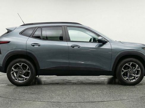 Used 2025 Chevrolet Trax LT FWD image 11