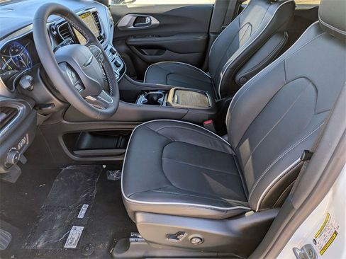 New 2026 Chrysler Pacifica Limited w/ Trailer Tow Group image 12