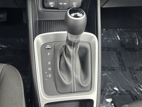 Certified 2025 Hyundai Venue SE image 17