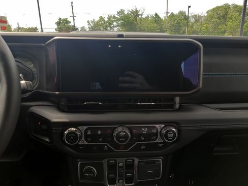 Used 2024 Jeep Wrangler Unlimited Rubicon 4xe w/ Technology Group AWD/4WD image 19