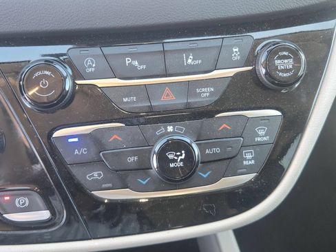 Used 2024 Chrysler Pacifica Touring-L FWD image 26