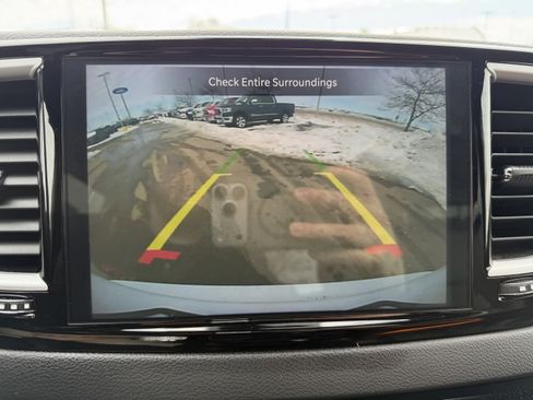 Used 2025 Chrysler Pacifica Select image 23