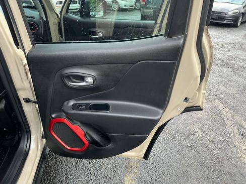 Used 2016 Jeep Renegade Trailhawk w/ Safety & Security Group image 32