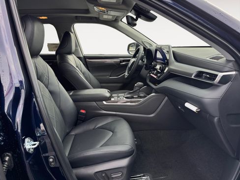 New 2026 Toyota Highlander Platinum image 5