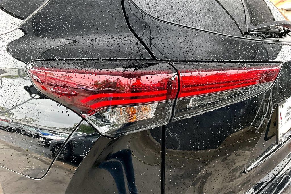 Used 2025 Toyota Highlander LE FWD image 21