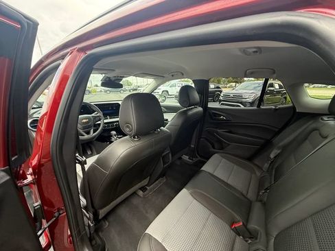 Used 2025 Chevrolet Trax LT FWD image 33