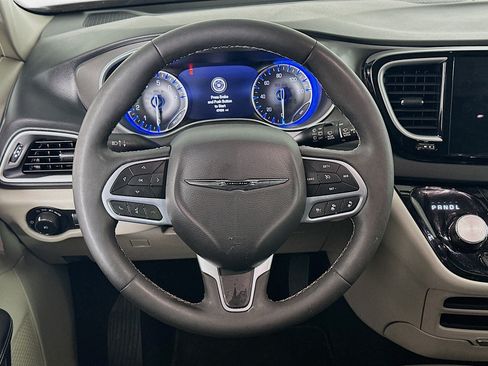 Used 2023 Chrysler Pacifica Touring-L FWD image 17