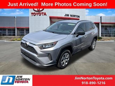 Used 2019 Toyota RAV4 LE FWD image 2
