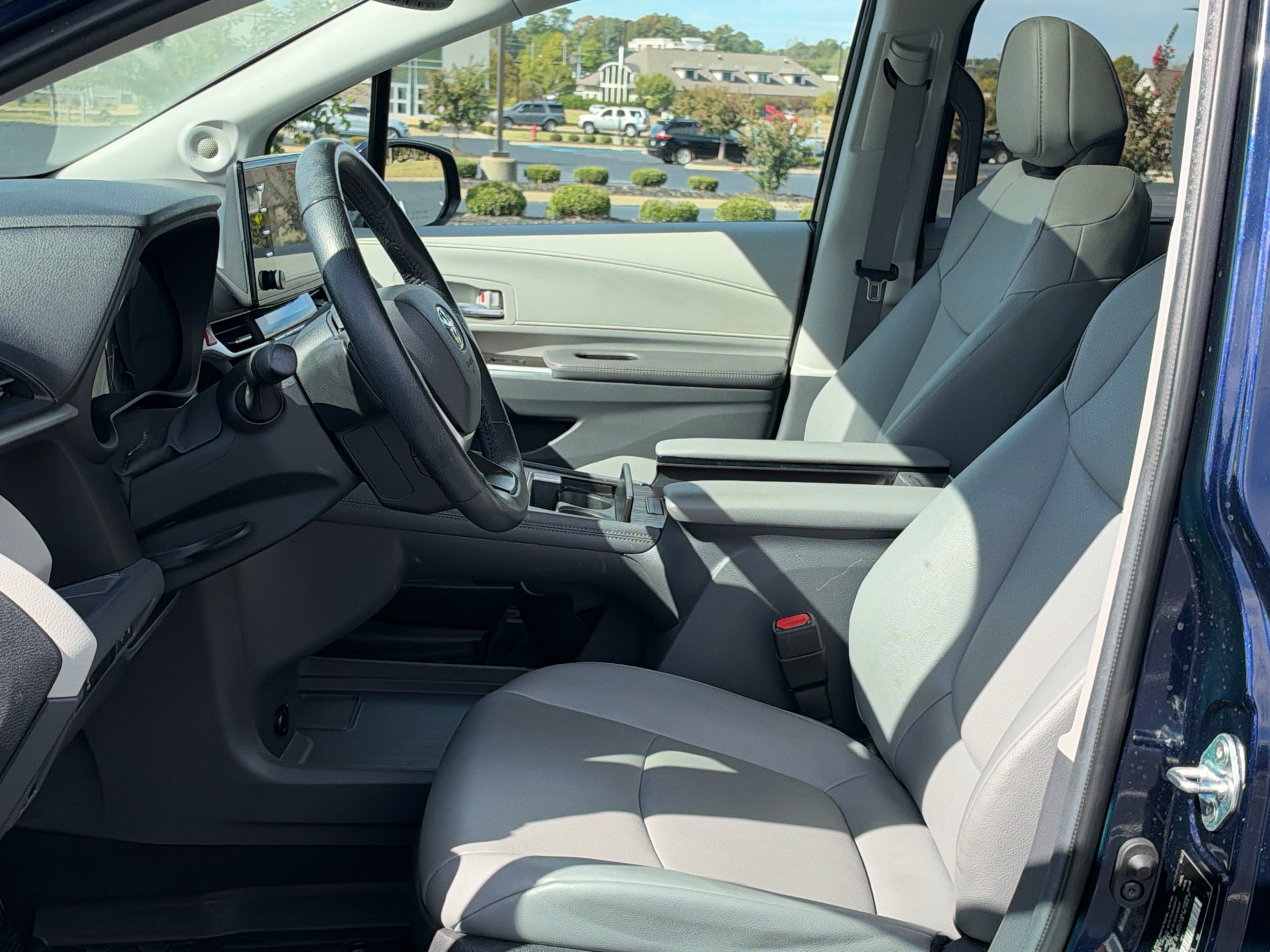 Used 2024 Toyota Sienna XLE w/ XLE Plus Package AWD/4WD image 12