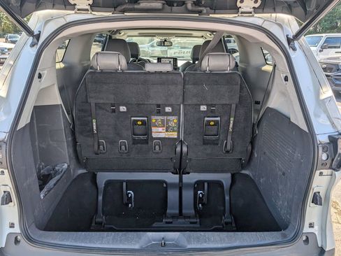 Used 2021 Toyota Sienna XLE image 7