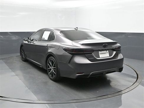 Used 2022 Toyota Camry SE image 5