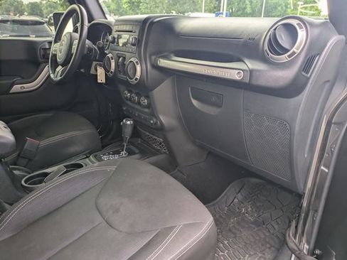 Used 2017 Jeep Wrangler Unlimited Sahara w/ Connectivity Group AWD/4WD image 28
