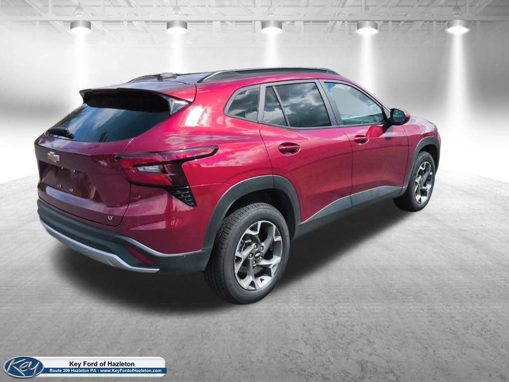 Used 2025 Chevrolet Trax LT FWD image 11
