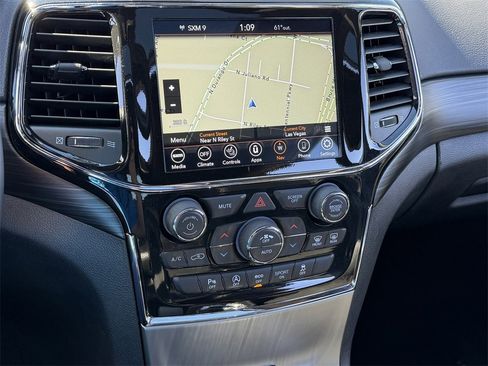 Used 2022 Jeep Grand Cherokee Laredo X image 16