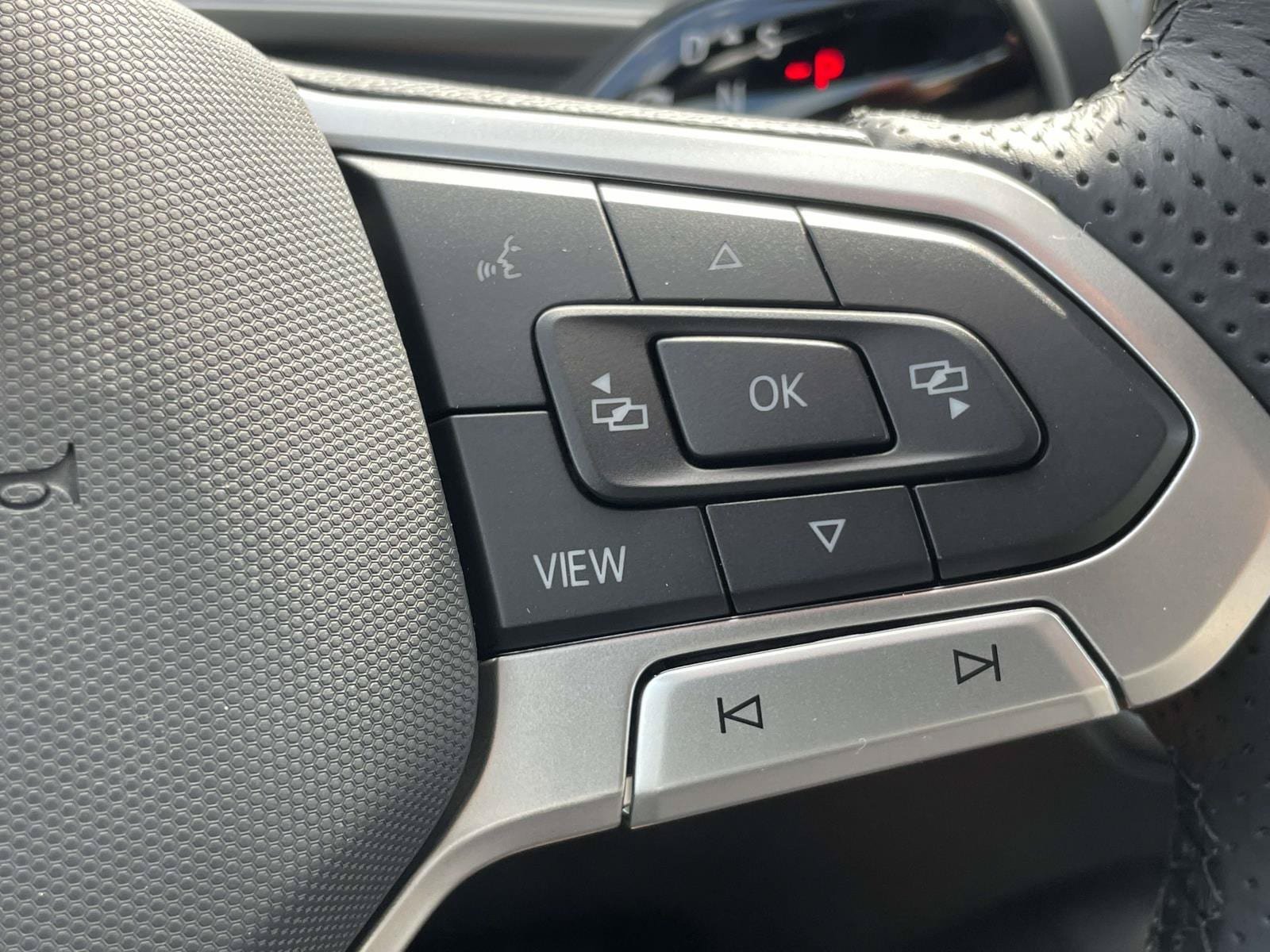 New 2026 Volkswagen Tiguan SE R-Line FWD image 23